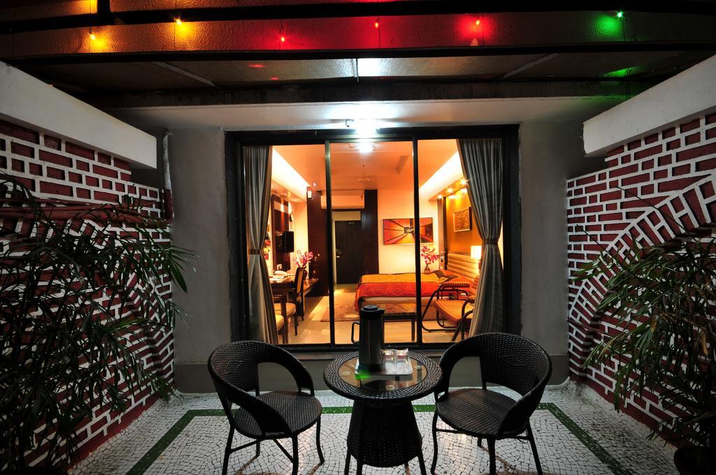 Hotel Surabhi Regency Ānand Extérieur photo