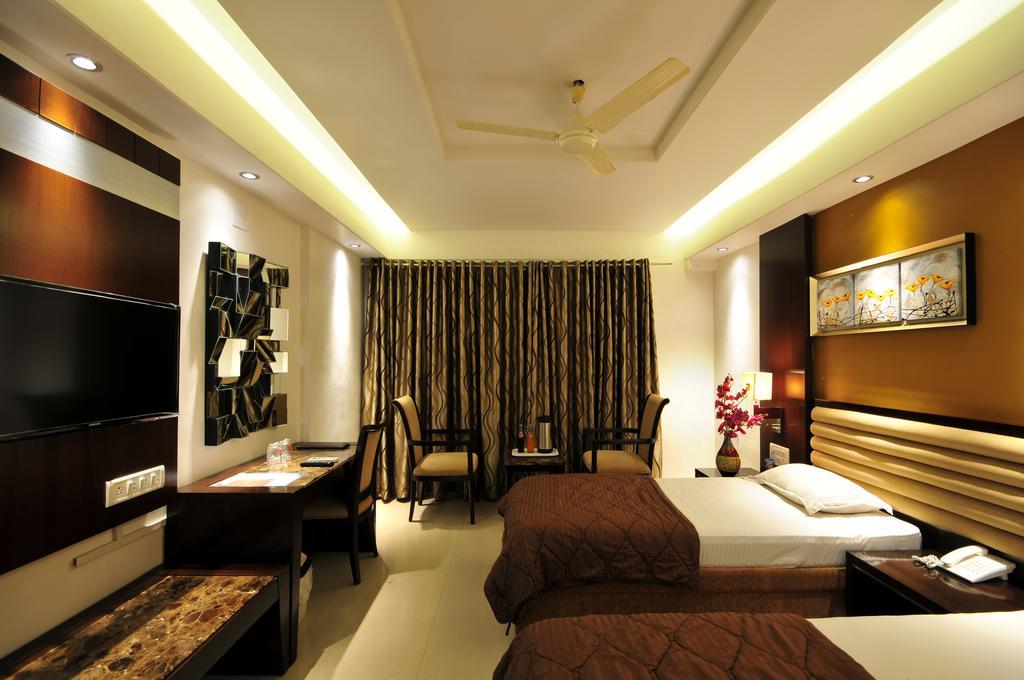 Hotel Surabhi Regency Ānand Extérieur photo
