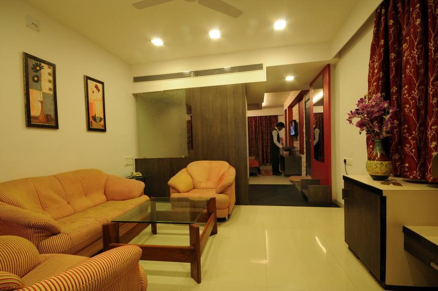 Hotel Surabhi Regency Ānand Extérieur photo