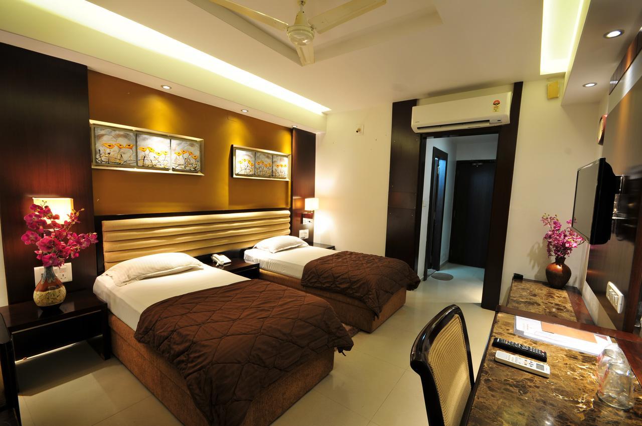 Hotel Surabhi Regency Ānand Extérieur photo