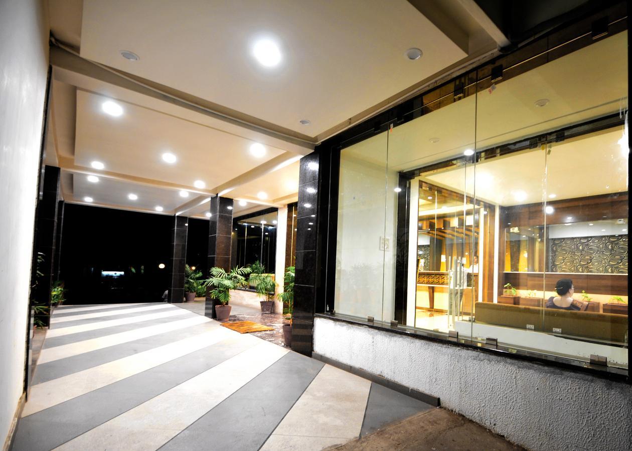 Hotel Surabhi Regency Ānand Extérieur photo